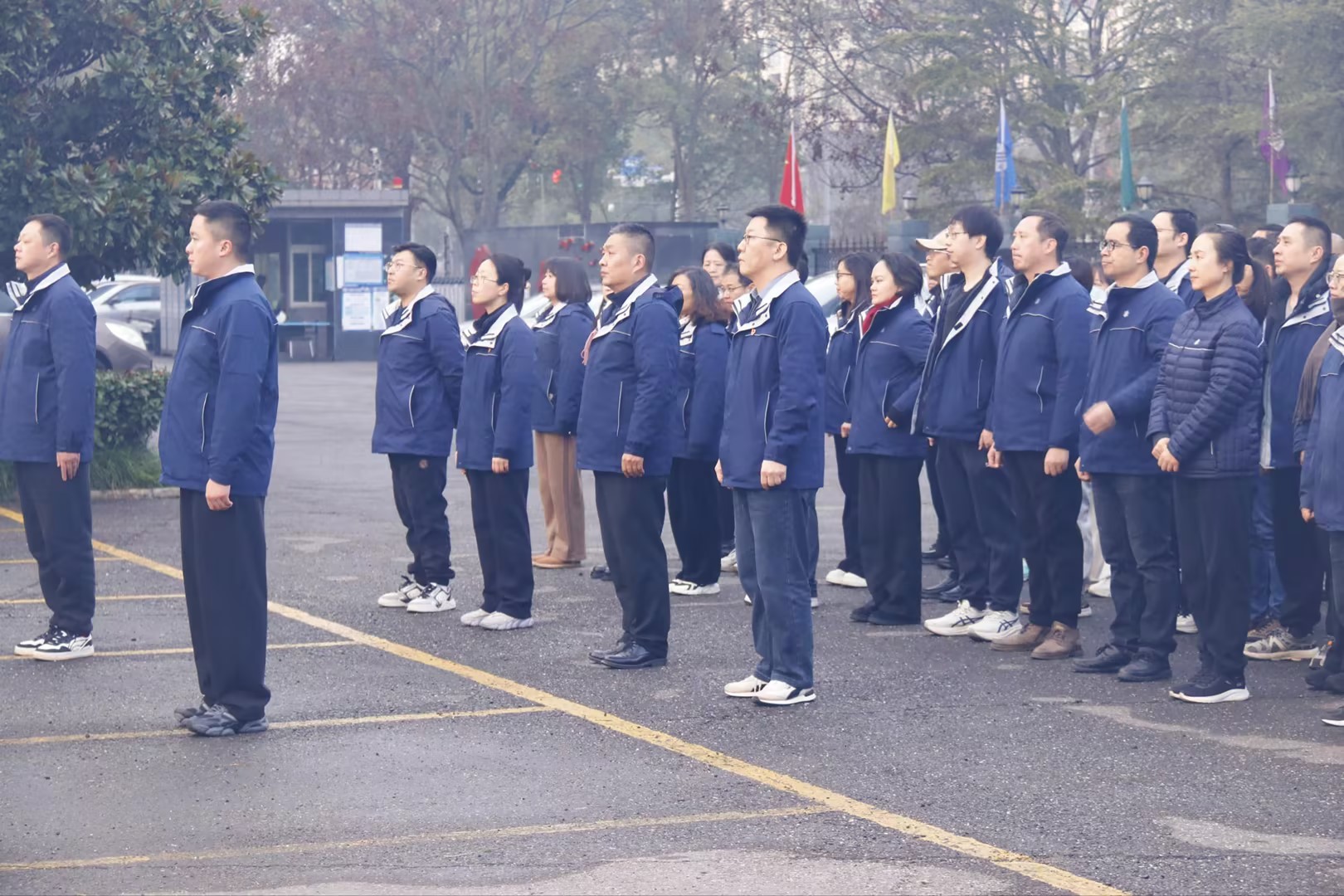 晨光映旗起新篇，凝新奮進(jìn)新征程